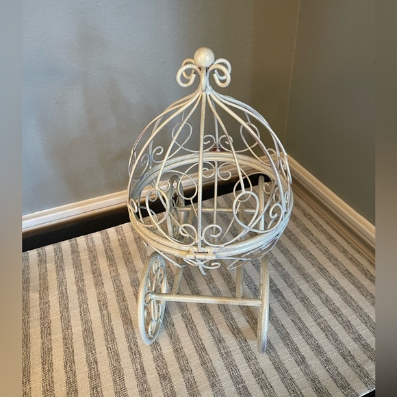 Cinderella Style Wire Carriage - Great for A Kids Room - Picture 4 of 7